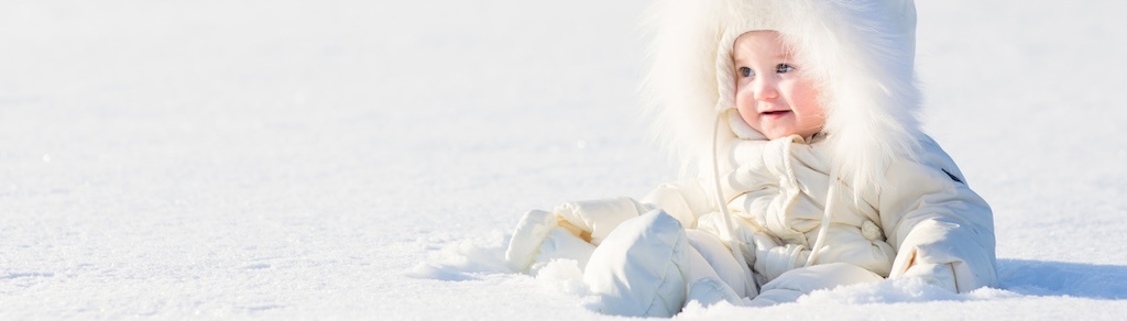 baby in sneeuw