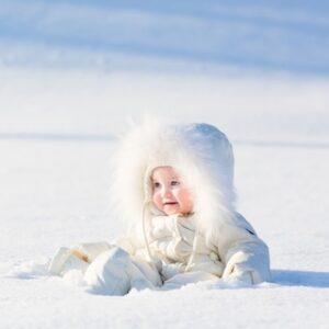 kind in sneeuw