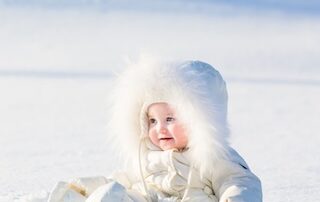 kind in sneeuw