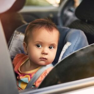 baby hitte auto