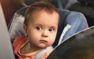 baby hitte auto